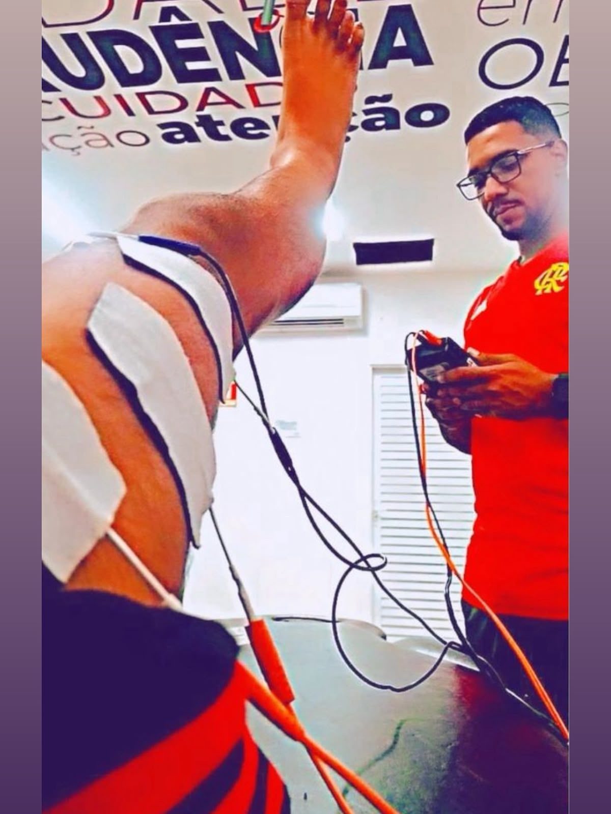 Dr. Jorge Mendonça em atendimento com eletroterapia no Flamengo